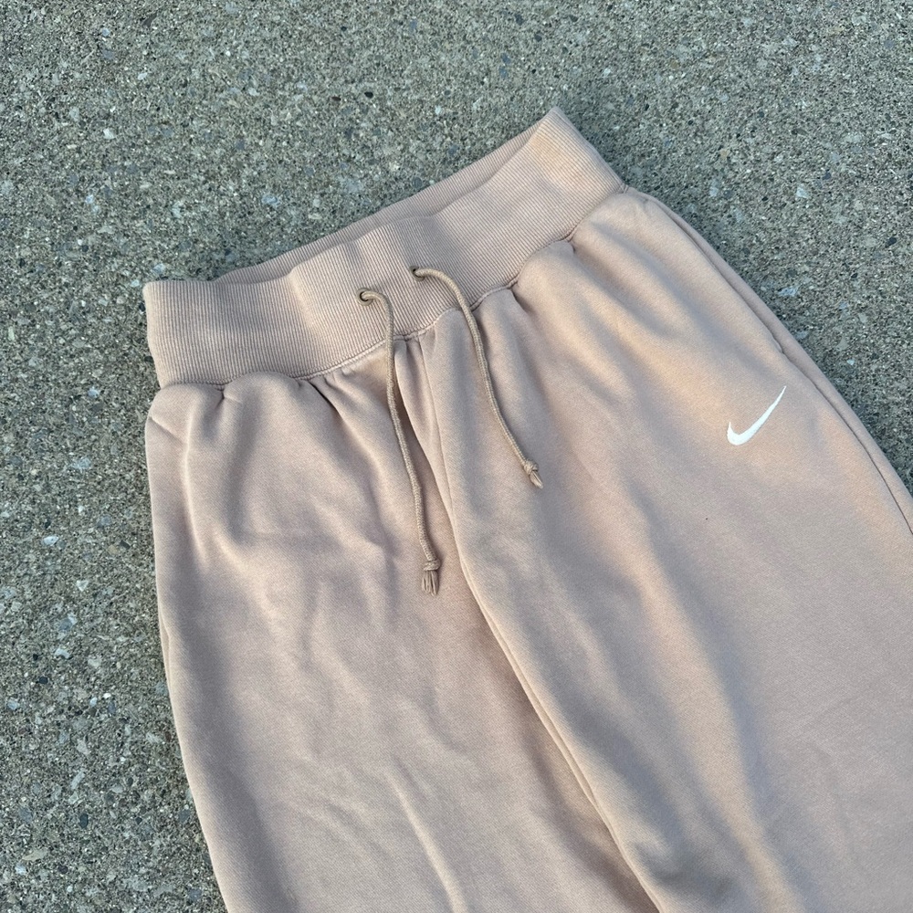 Hugh waisted Nike sweatpants - Picture 2 of 3